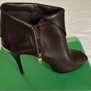 Michael Kors. Beautiful comfy chocolate color ankle shoes Excellent condition